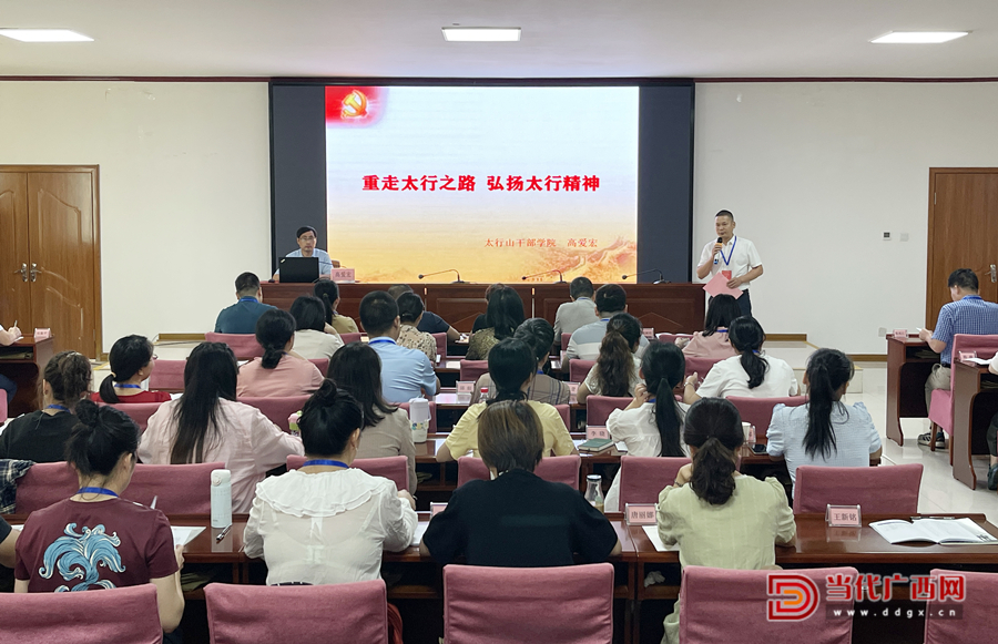 認(rèn)真聽課。記者張友豪攝_副本